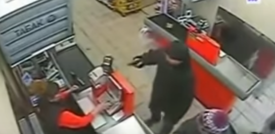 【ロシア】強盗に銃を突き付けられても無視してレジの客を優先する店員