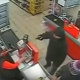 【ロシア】強盗に銃を突き付けられても無視してレジの客を優先する店員