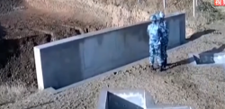 目の前の低い壁の向こうに手榴弾を投げられず、死にかけた兵士とその上官