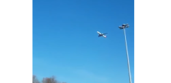 【不思議】衝撃的な光景！ 飛行機が空中で完全に停止している！？