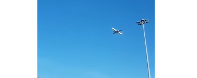 【不思議】衝撃的な光景！ 飛行機が空中で完全に停止している！？