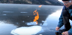 【氷を燃やす！？】カチコチに凍った湖の上で簡単に暖をとる方法！