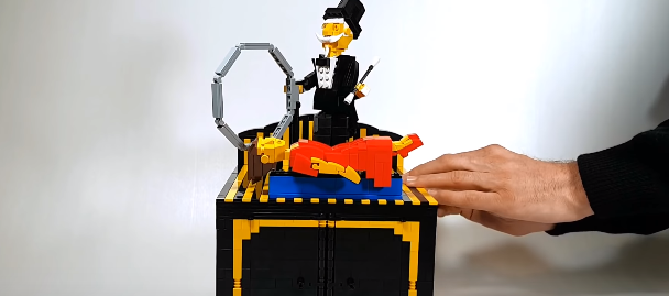ここまで再現できるのか！？ 女性が空中浮遊するイリュージョンをレゴで作ってみた！